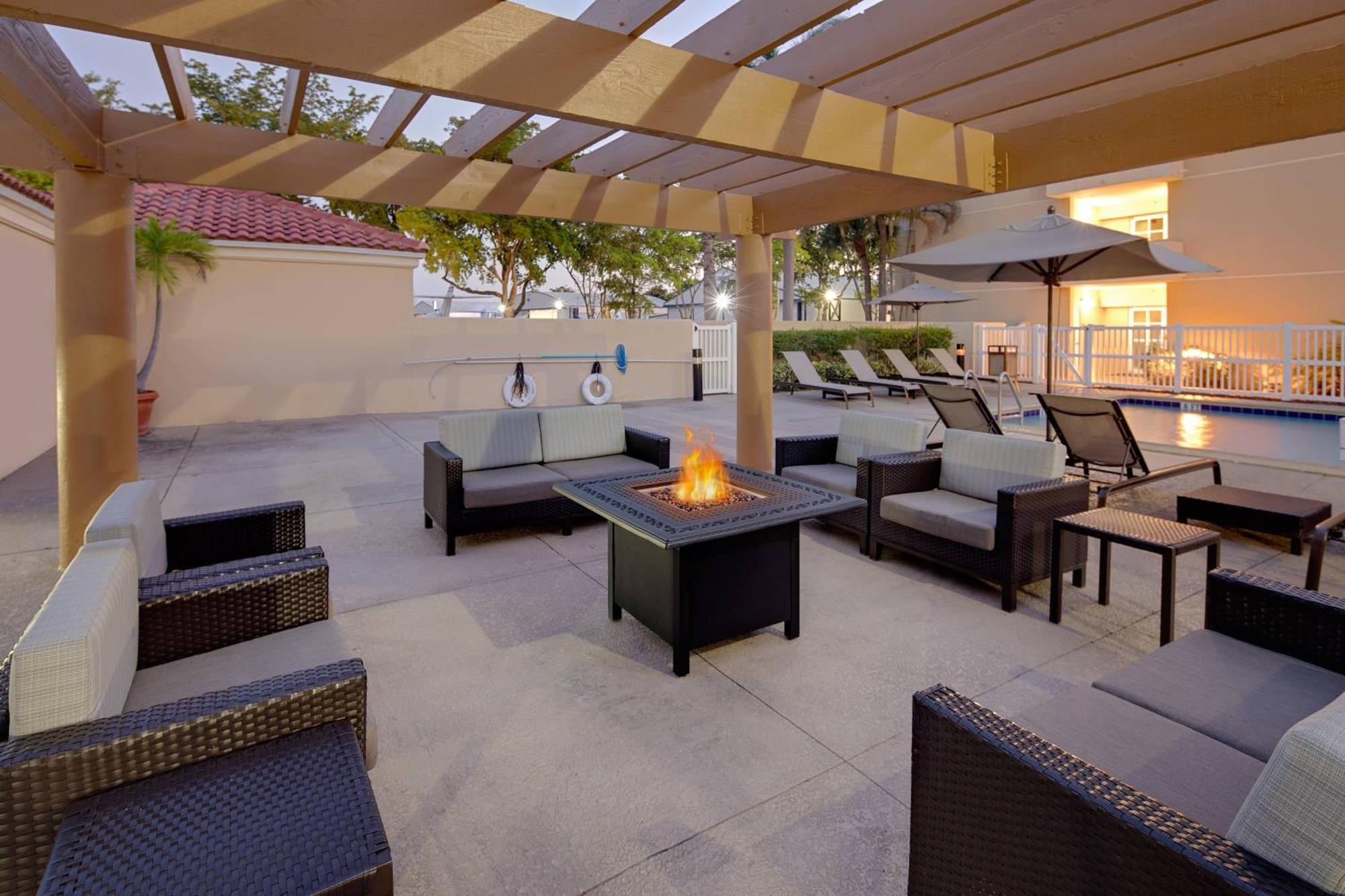 Courtyard By Marriott Fort Lauderdale North/Cypress Creek Екстер'єр фото
