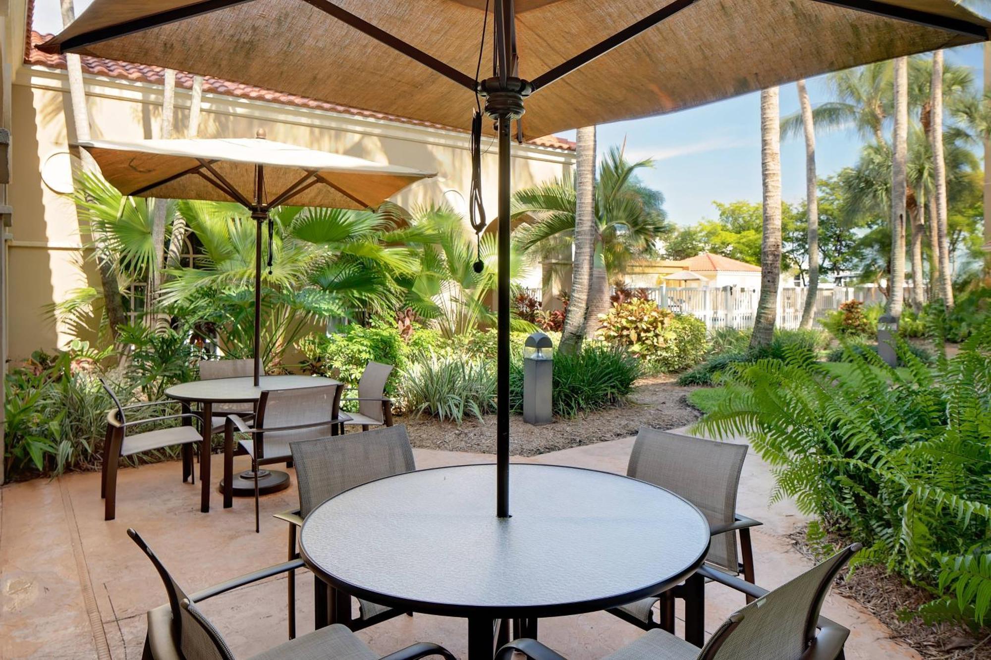 Courtyard By Marriott Fort Lauderdale North/Cypress Creek Екстер'єр фото